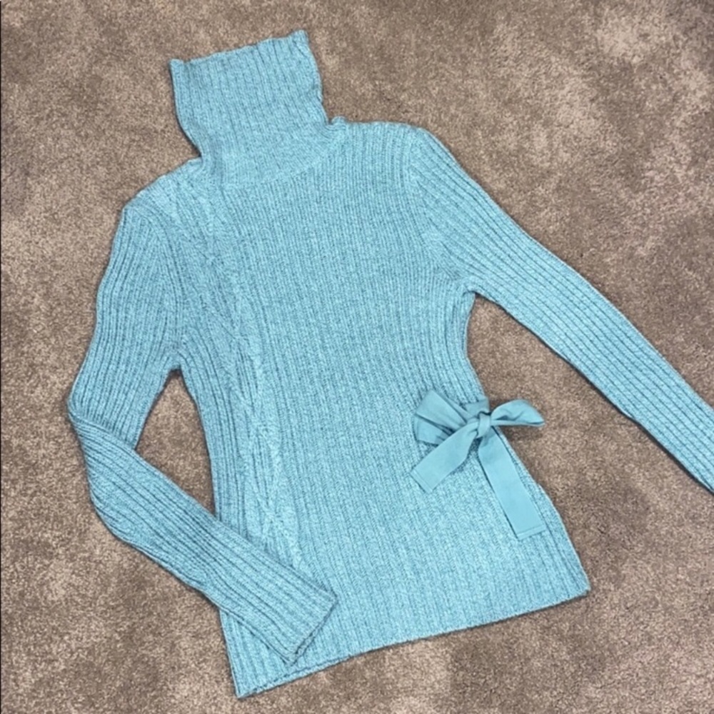 Sundance’s blue green sweater ❤️❤️❤️